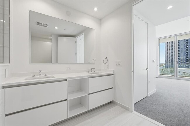 Building Photo - 400 Central Ave