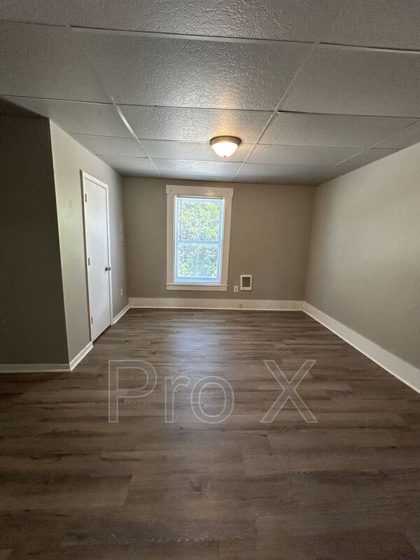 Building Photo - 1409 S Broadway St