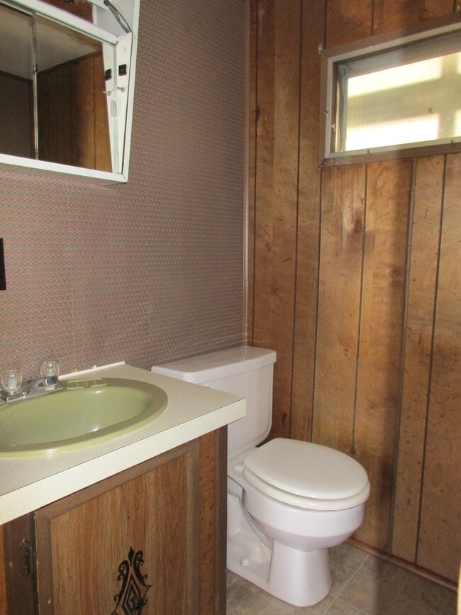 Building Photo - 2 bedroom 1.5 bath with Covered Deck and C...