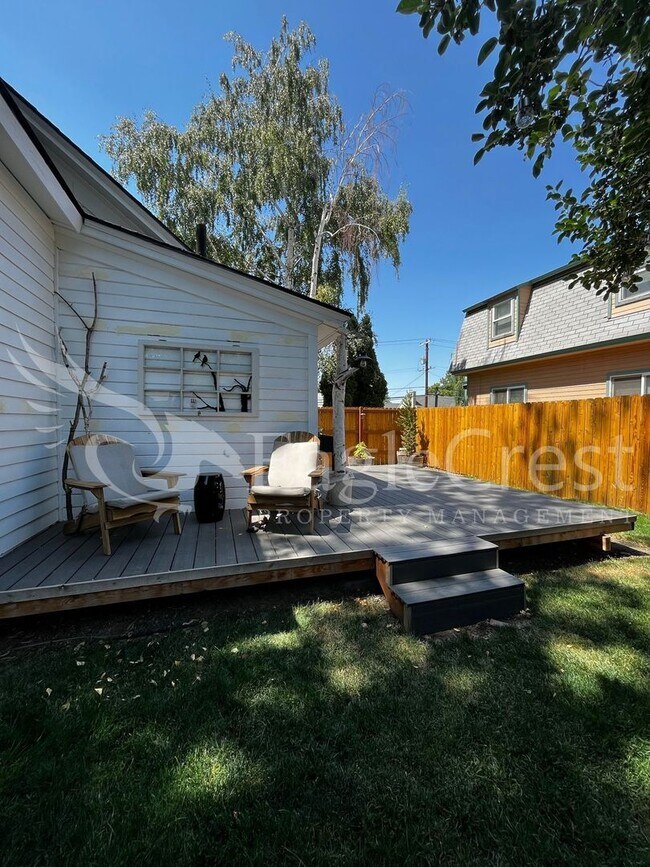 Building Photo - A Timeless & Elegant 2 Bedroom 1 Bathroom Single Family Home