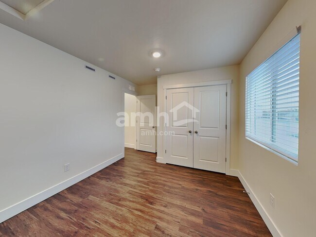 Building Photo - 749 S Rocker Ave