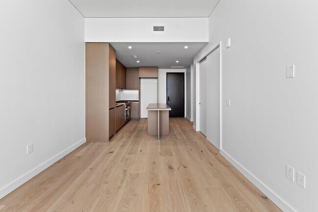 Building Photo - 610 Davis St