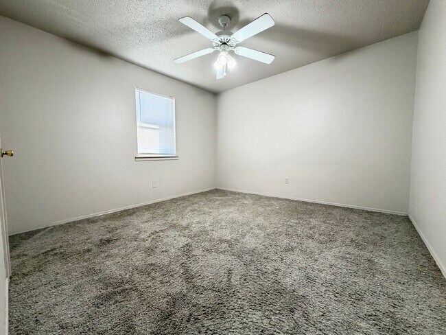 Building Photo - ***102 NW K Unit B***