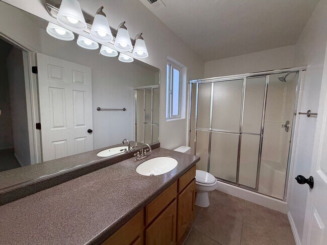 Building Photo - SPACIOUS HOME FOR RENT!
