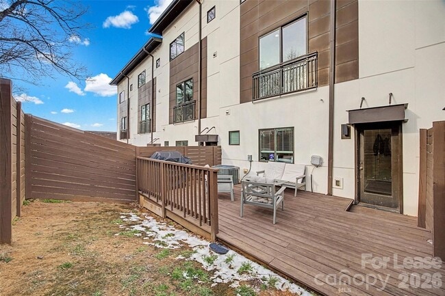 Building Photo - 840 E 18th St