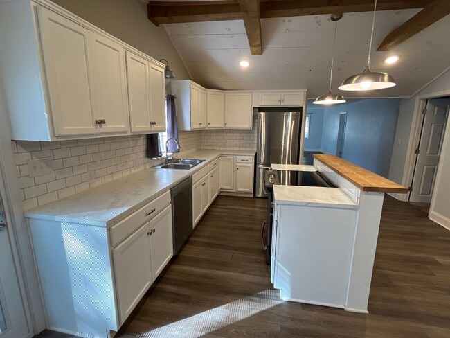 Building Photo - Charming, Spacious 3 bedroom 2 bath