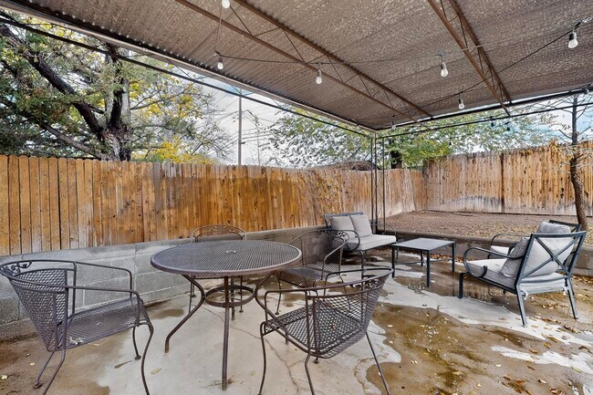 Building Photo - 1640 Stanford Dr NE