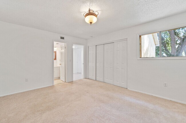 Building Photo - Charming 3-Bedroom, 2-Bathroom Condo in De...
