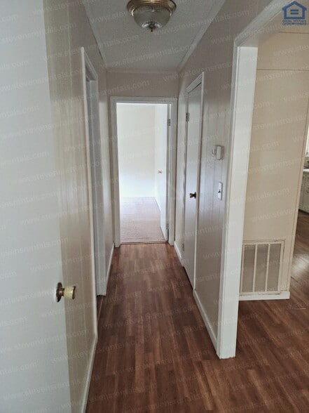 Building Photo - 163 Lakeshire Dr