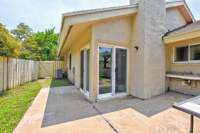 Building Photo - 7813 Kenway Pl W
