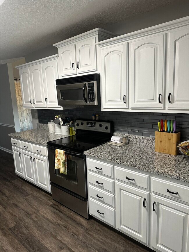 Building Photo - 443 Beverly Dr