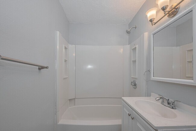 Building Photo - 4906 Larkspur St