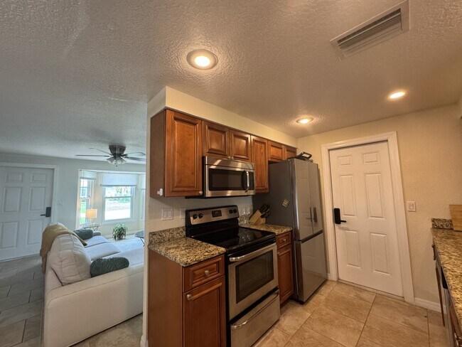 Building Photo - 345 Hillview Rd
