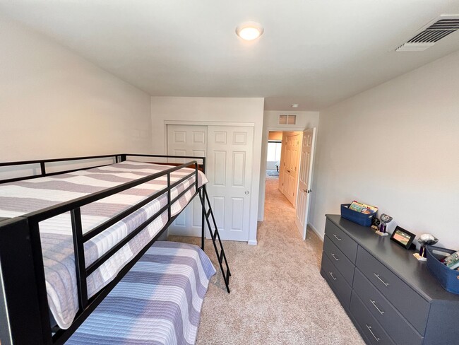 Building Photo - Furnished Rent in South Reno