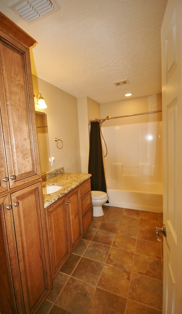 Building Photo - Stunning 3 Bed Brick Home! Zia School District !