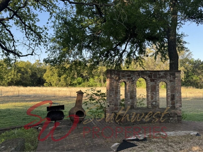 Building Photo - 2 bedroom 2 bath on a 12 acre paradise!