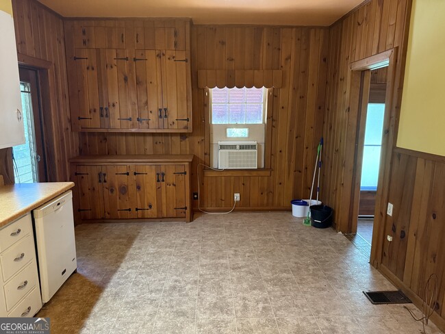 Building Photo - 998 Highland Cir SE