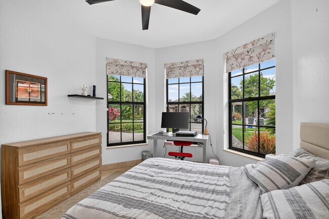 Building Photo - 10337 Trianon Pl