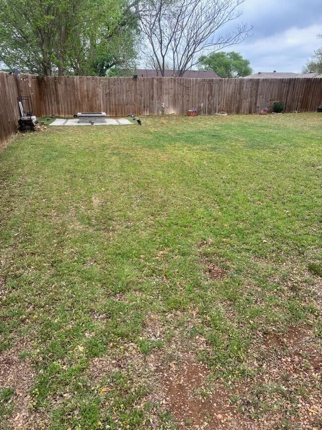 Building Photo - 811 Huddleston Dr