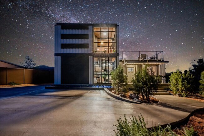 Building Photo - 736 W Rider Dr