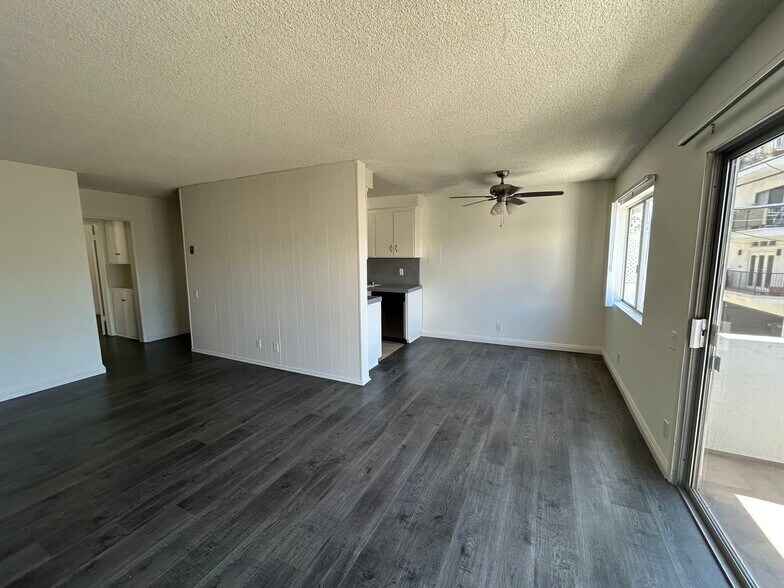 Building Photo - 1333 S Bundy Dr