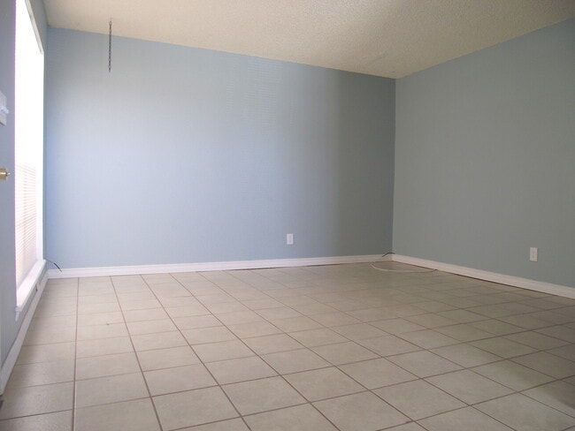 Building Photo - Northeast El Paso 2 bed
