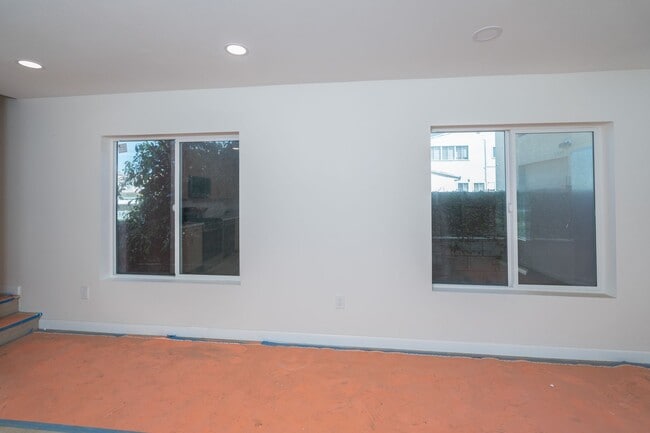 Building Photo - 2400 Del Mar Ave
