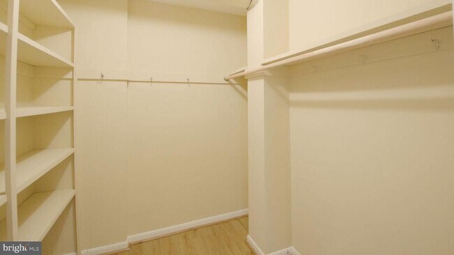 Building Photo - 10201 Grosvenor Pl