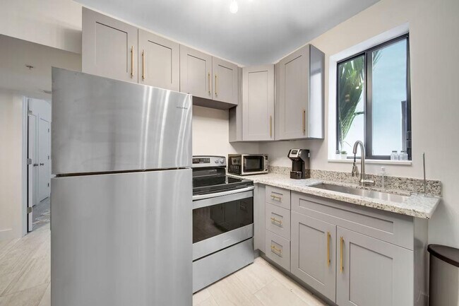 Building Photo - 1317 SW 22nd Ave