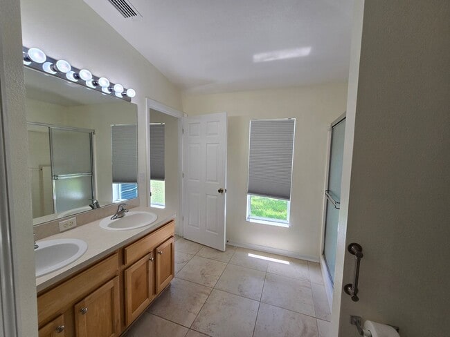 Building Photo - 4 Bedroom 2 Bathroom in Waterford Lakes