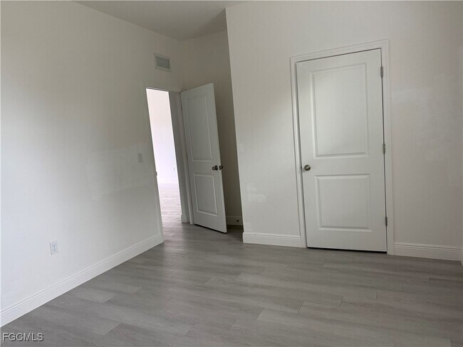 Building Photo - 6018 Acorn Cir