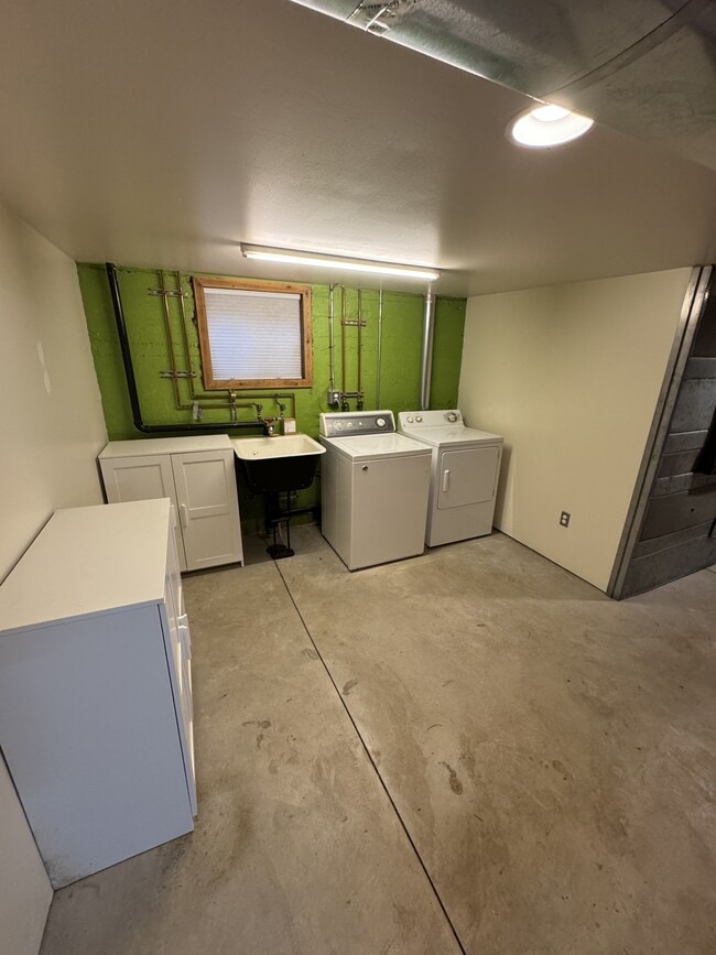 Building Photo - 410 NE 56th Ave