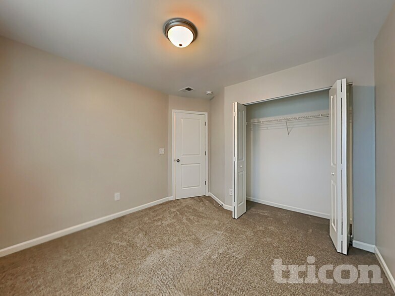 Building Photo - 26 Routhland Ct