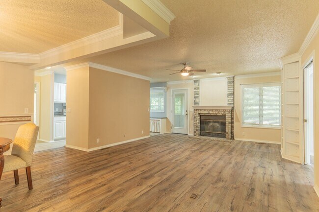 Building Photo - 16 Balenciaga Way