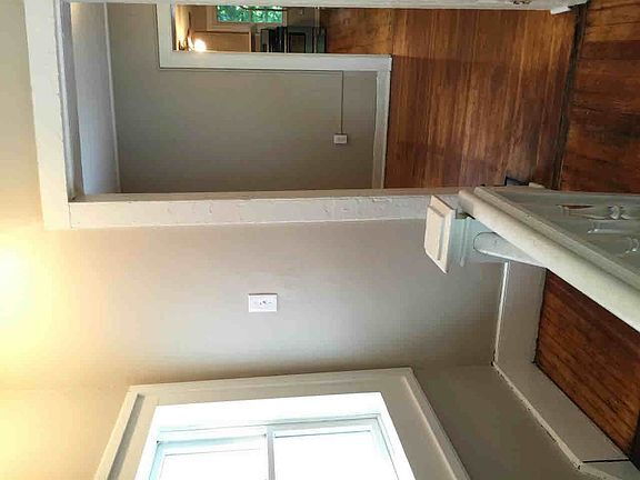 Building Photo - "Chic 2-Bed Gem with Granite Elegance in P...