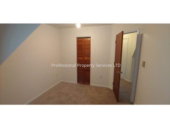 Building Photo - Country Living Near Commuter Routes