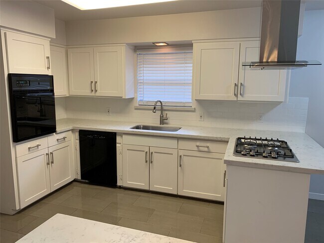 Building Photo - 9914 Larston St