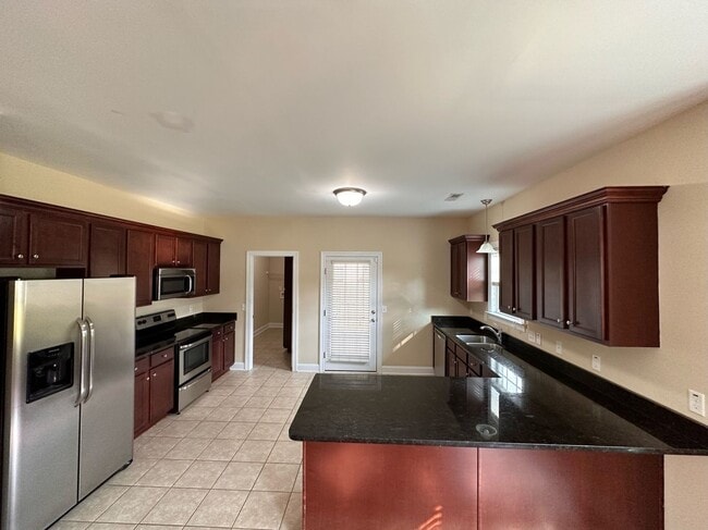 Building Photo - Perfect on Pineflat!