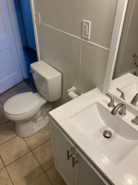 Building Photo - 932 Napoleon St