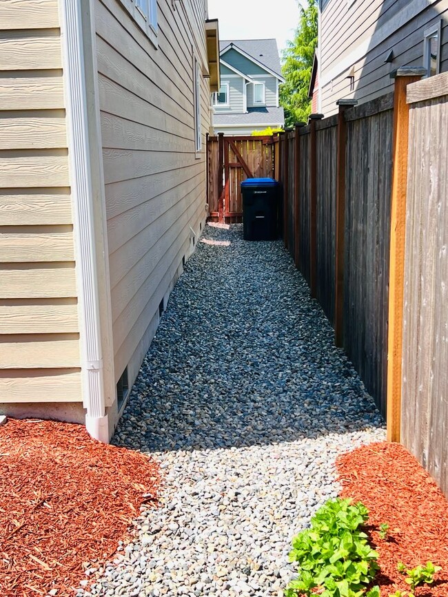 Building Photo - Stunning 5 bedroom W/Bed & Full Bath on Main Floor