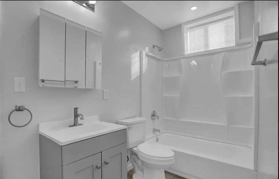 Building Photo - 5922 Benton Heights Ave