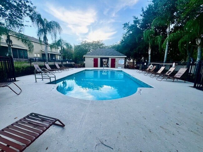 Building Photo - MOVE IN NOW-OVIEDO RENTAL!BEAUTIFUL 3 bd 2.5 bath townhome! 2 CAR ATTACHED GARAGE!FRESH PAINT! Wa...