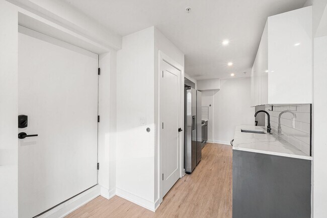 Building Photo - Fairmount/Brewery town gorgeous luxury apartment home, oversized rooms