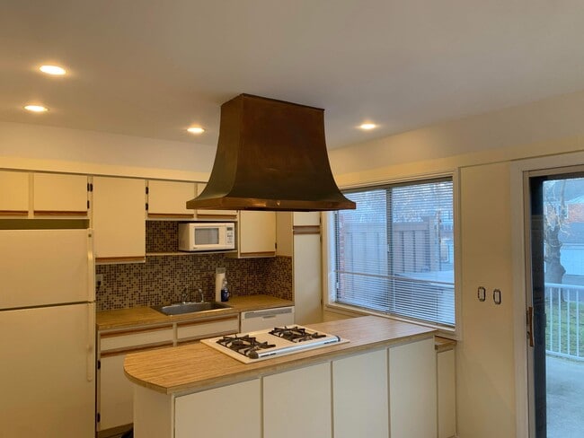 Building Photo - 82 Yorktown Dr