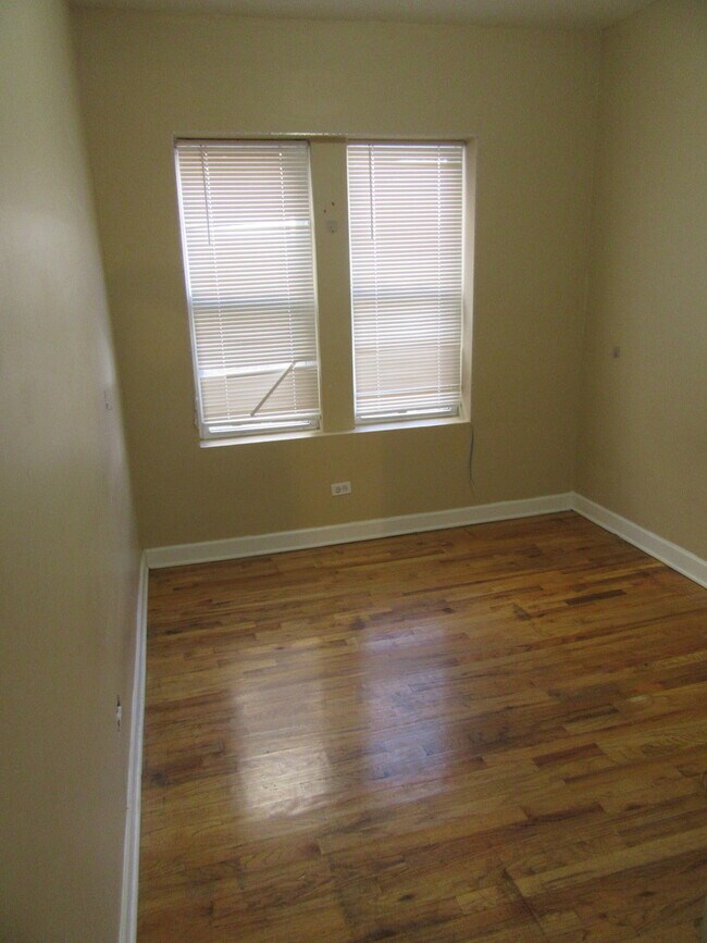 Building Photo - 2251 W Rosemont Ave