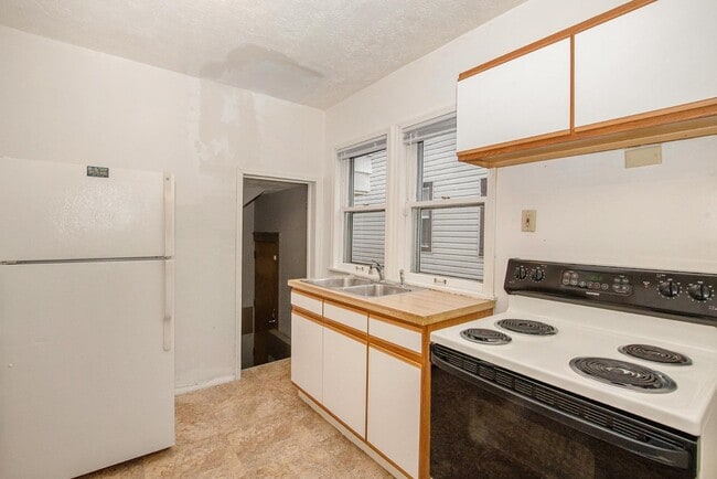 Building Photo - 209 E Mt Hope Ave