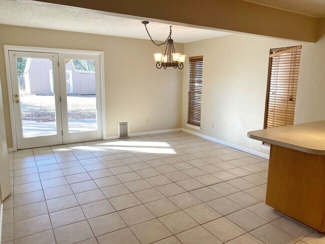 Building Photo - Adorable and Freshly painted Edgecliff Village 3 Bed 2 Bath!!