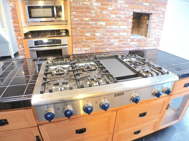 Building Photo - One Bedroom, One and a Half Bath Home in S...