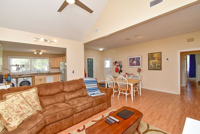 Building Photo - 7 Dupont Ln