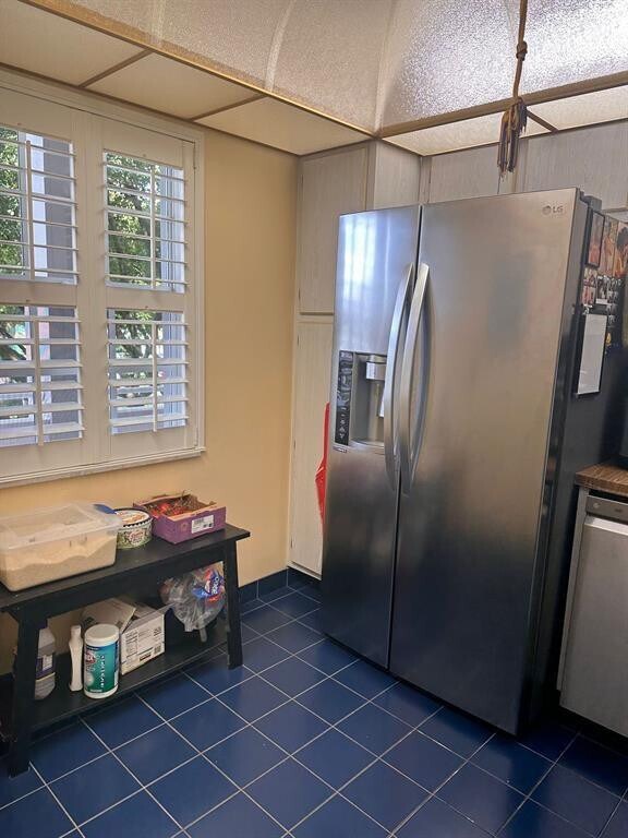 Building Photo - 565 Oaks Ln